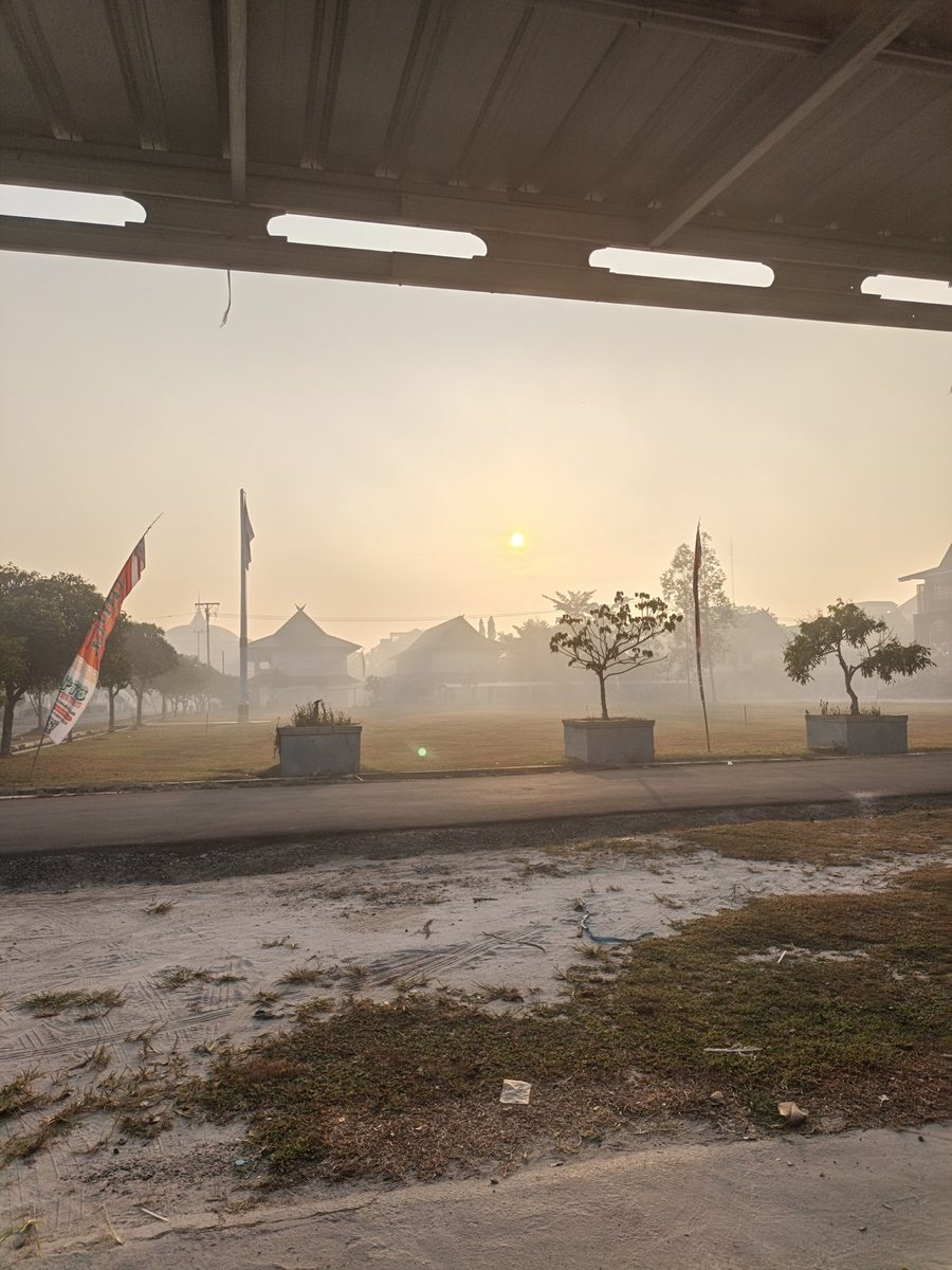 Kabut asap di Palangka Raya, 18 Agustus 2026. Foto arsip konteks dampak karhutla, bukan dokumentasi penyerahan pompa atau pembuatan titik bor.