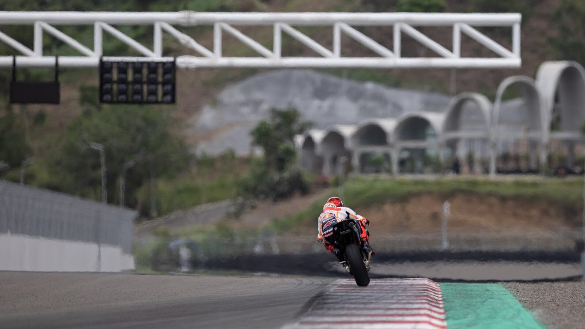 Foto arsip: Marc Marquez melaju di lintasan lurus Sirkuit Mandalika saat tes pramusim pada 12 Februari 2022.