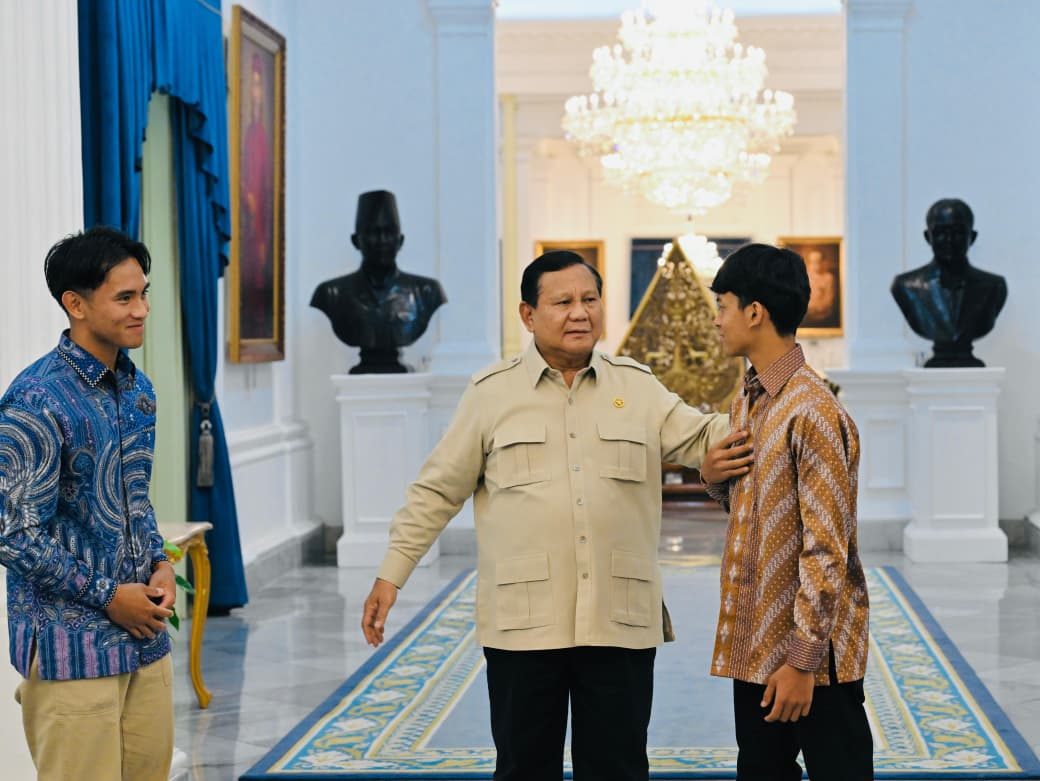 Foto arsip: Presiden Prabowo Subianto bersama Mario Aji dan Veda Ega Pratama di Istana Merdeka pada 30 September 2025.